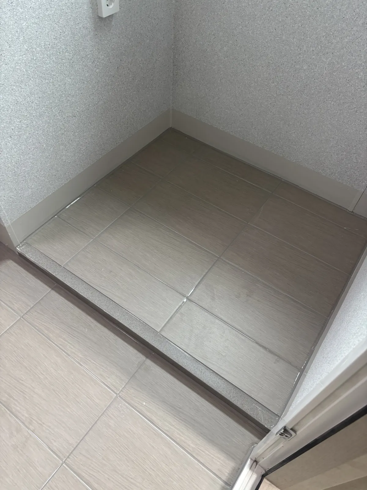 턱 아래 베란다 바닥 모서리까지 이어진 줄눈