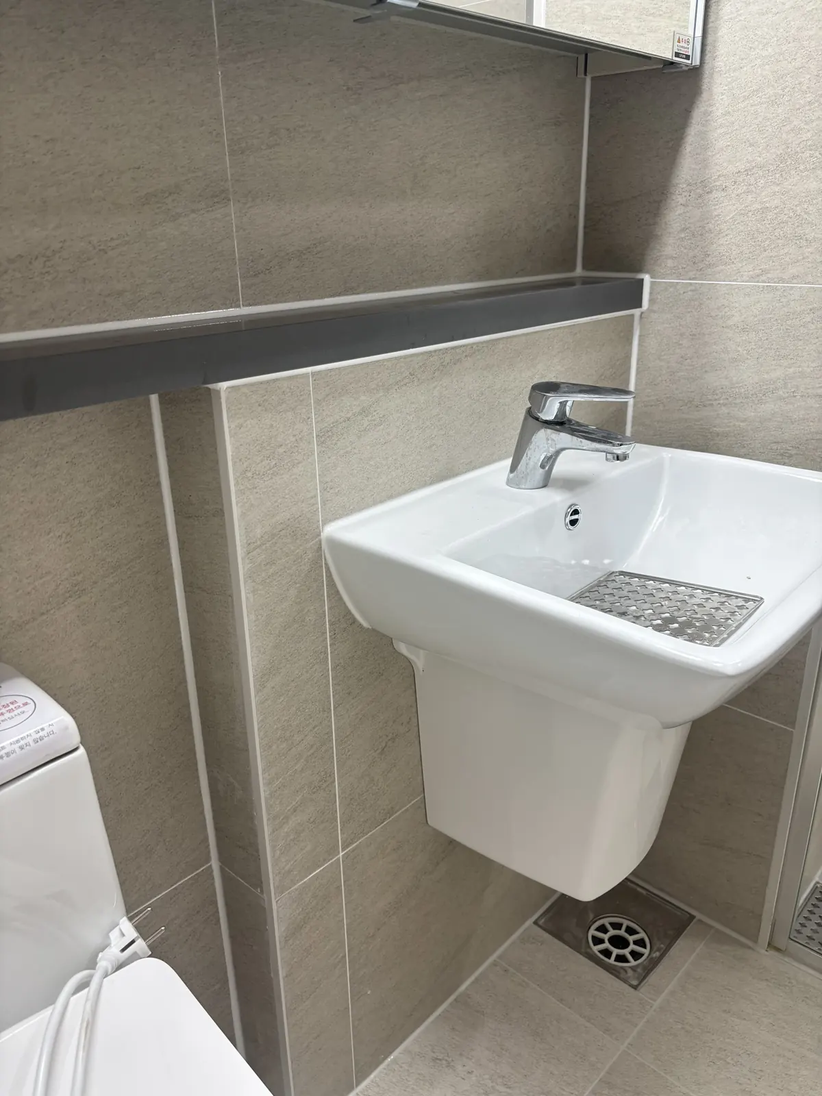 세면대 둘레와 벽 타일 경계 마감